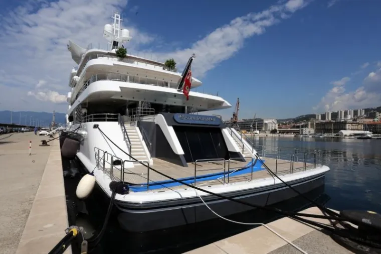 OVAKO IZGLEDA 93 METRA ČISTOG LUKSUZA: Ruski oligarh i Putinov prijatelj doplovio megajahtom u Hrvatsku