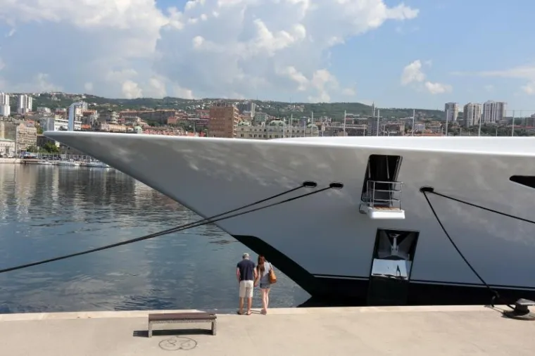 OVAKO IZGLEDA 93 METRA ČISTOG LUKSUZA: Ruski oligarh i Putinov prijatelj doplovio megajahtom u Hrvatsku