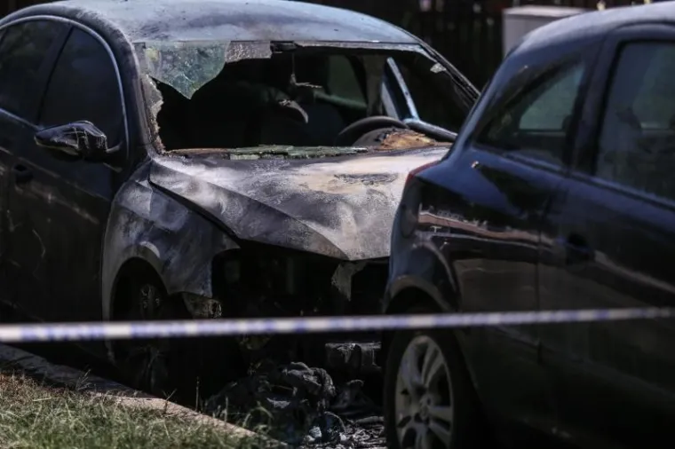 NOĆAS JE GORJELO U VELIKOJ GORICI: Izgorio VW Passat, plamen zahvatio i Corsu pokraj njega
