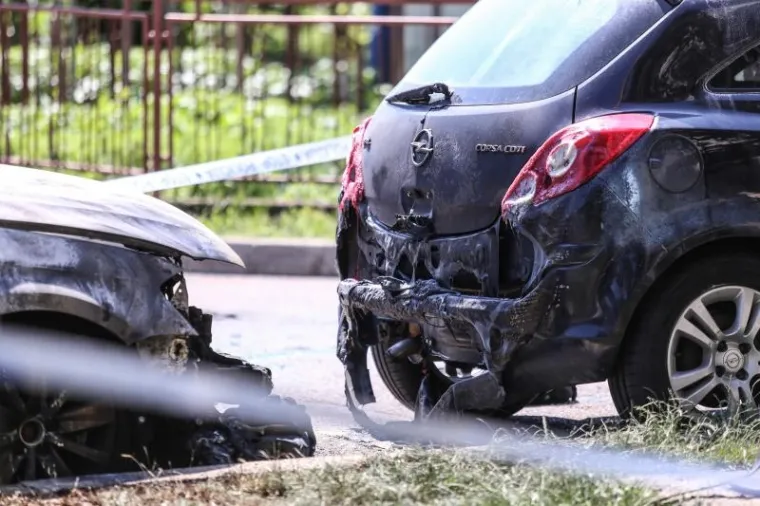 NOĆAS JE GORJELO U VELIKOJ GORICI: Izgorio VW Passat, plamen zahvatio i Corsu pokraj njega
