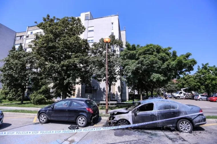 NOĆAS JE GORJELO U VELIKOJ GORICI: Izgorio VW Passat, plamen zahvatio i Corsu pokraj njega