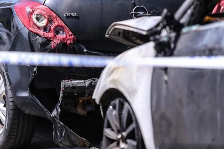 NOĆAS JE GORJELO U VELIKOJ GORICI: Izgorio VW Passat, plamen zahvatio i Corsu pokraj njega