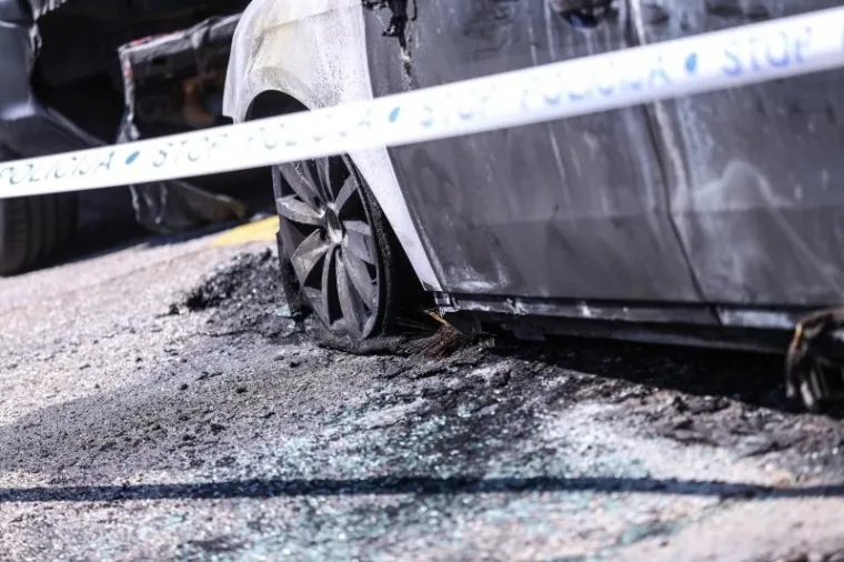 NOĆAS JE GORJELO U VELIKOJ GORICI: Izgorio VW Passat, plamen zahvatio i Corsu pokraj njega