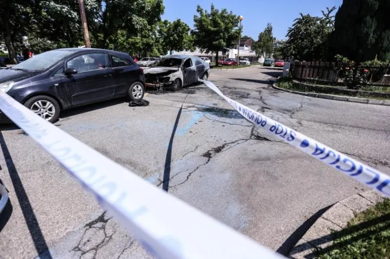 NOĆAS JE GORJELO U VELIKOJ GORICI: Izgorio VW Passat, plamen zahvatio i Corsu pokraj njega