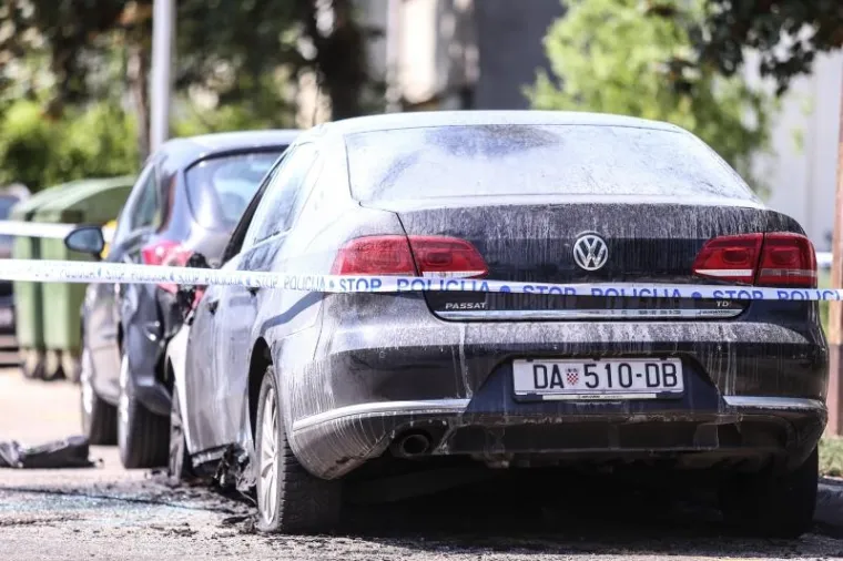 NOĆAS JE GORJELO U VELIKOJ GORICI: Izgorio VW Passat, plamen zahvatio i Corsu pokraj njega