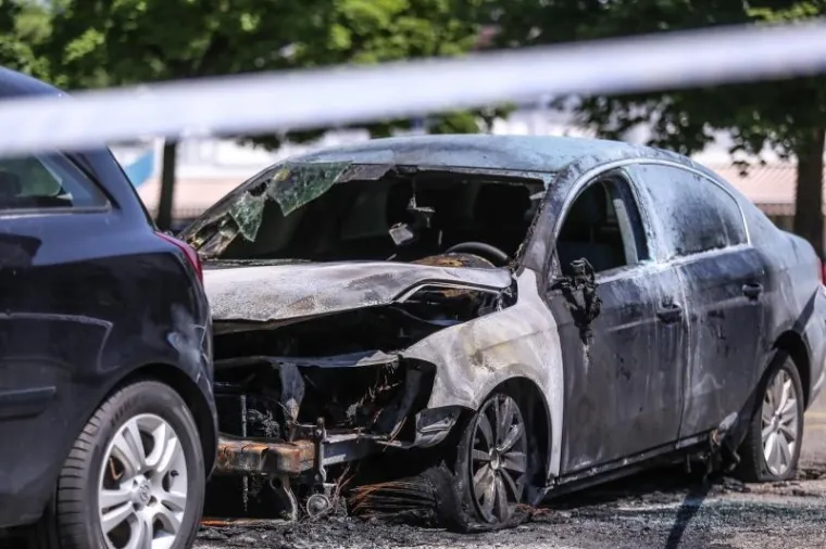 NOĆAS JE GORJELO U VELIKOJ GORICI: Izgorio VW Passat, plamen zahvatio i Corsu pokraj njega