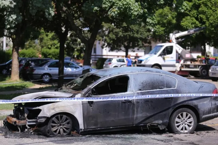 NOĆAS JE GORJELO U VELIKOJ GORICI: Izgorio VW Passat, plamen zahvatio i Corsu pokraj njega