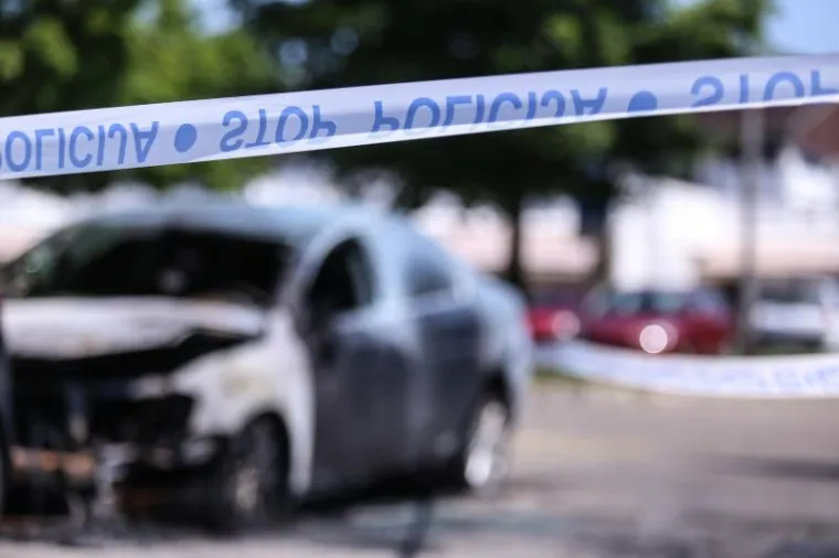 NOĆAS JE GORJELO U VELIKOJ GORICI: Izgorio VW Passat, plamen zahvatio i Corsu pokraj njega