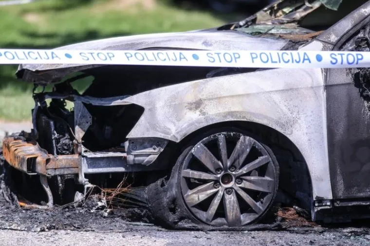 NOĆAS JE GORJELO U VELIKOJ GORICI: Izgorio VW Passat, plamen zahvatio i Corsu pokraj njega