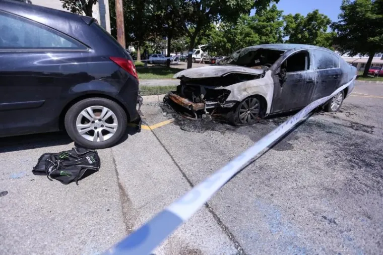NOĆAS JE GORJELO U VELIKOJ GORICI: Izgorio VW Passat, plamen zahvatio i Corsu pokraj njega