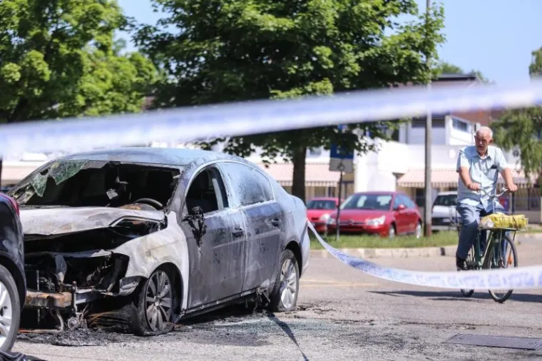 NOĆAS JE GORJELO U VELIKOJ GORICI: Izgorio VW Passat, plamen zahvatio i Corsu pokraj njega