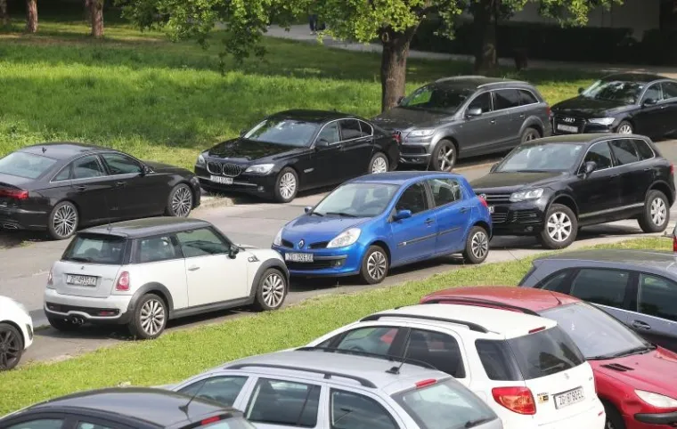 Agrokorovi dobavljači svoje bijesne aute parkirali na nogostup i otežali kretanje umirovljenicima