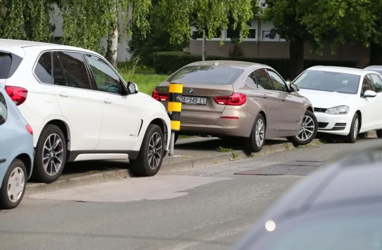 Agrokorovi dobavljači svoje bijesne aute parkirali na nogostup i otežali kretanje umirovljenicima