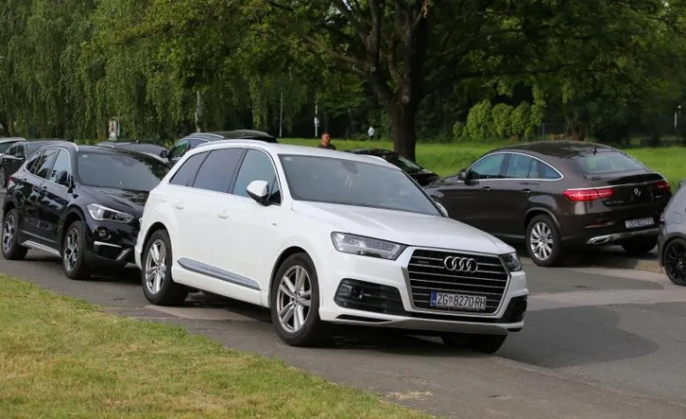 Agrokorovi dobavljači svoje bijesne aute parkirali na nogostup i otežali kretanje umirovljenicima