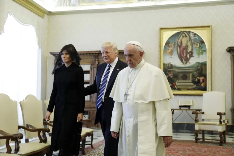 Donalda Trumpa, predsjednika najveće svjetske sile, primio je u srijedu u Vatikanu papa Franjo, čije su ideje i stajali&scaron;ta najče&scaron;će potpuno suprotne onima američkog predsjednika.
Uz Trumpa u Vatikan je stigla i njegova supruga Melania, odjevena potpuno u crno s velom preko kose, kao i kći i savjetnica Ivanka sa suprugom.