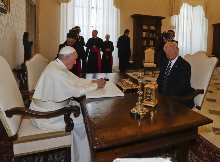 Donalda Trumpa, predsjednika najveće svjetske sile, primio je u srijedu u Vatikanu papa Franjo, čije su ideje i stajali&scaron;ta najče&scaron;će potpuno suprotne onima američkog predsjednika.
Uz Trumpa u Vatikan je stigla i njegova supruga Melania, odjevena potpuno u crno s velom preko kose, kao i kći i savjetnica Ivanka sa suprugom.