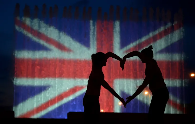 Zagrebačke fontane osvijetljene u spomen na žrtve terorističkog napada u Manchesteru