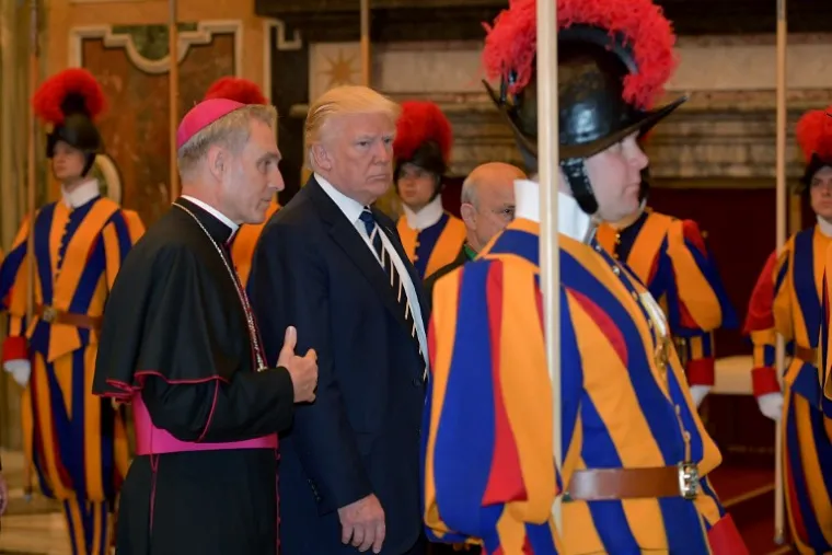 Papa i Trump susreli se u Vatikanu, pogledajte kako su bile odjevene Melania i Ivanka