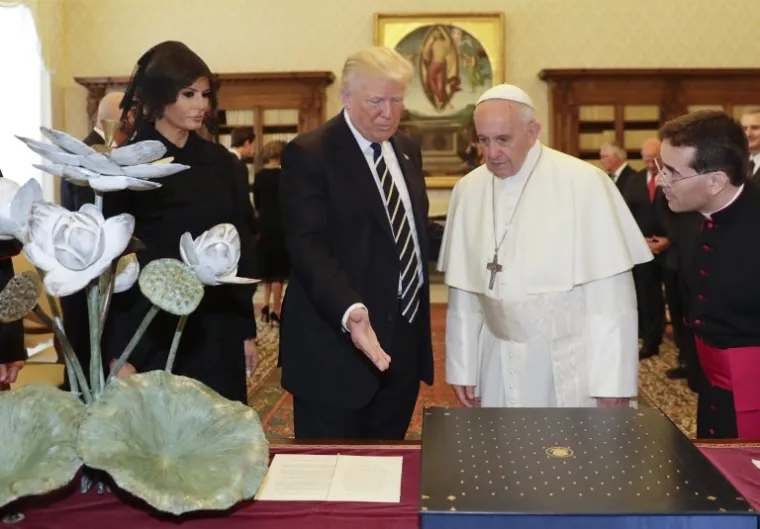 Papa i Trump susreli se u Vatikanu, pogledajte kako su bile odjevene Melania i Ivanka
