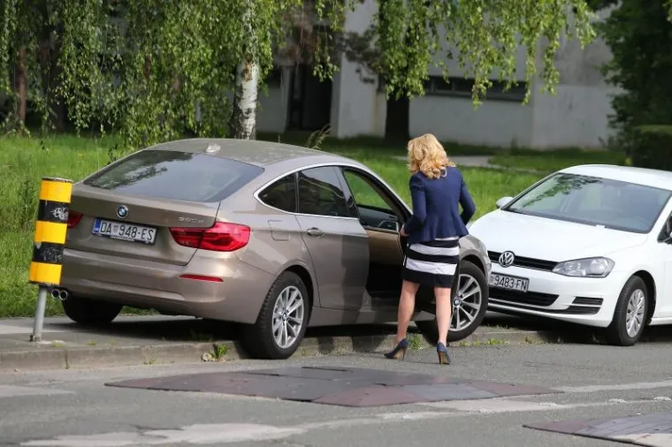 OVAKO PARKIRAJU AGROKOROVI DOBAVLJAČI: Luksuznim autima blokirali nogostup, a jedan je preoteo invalidsko mjesto