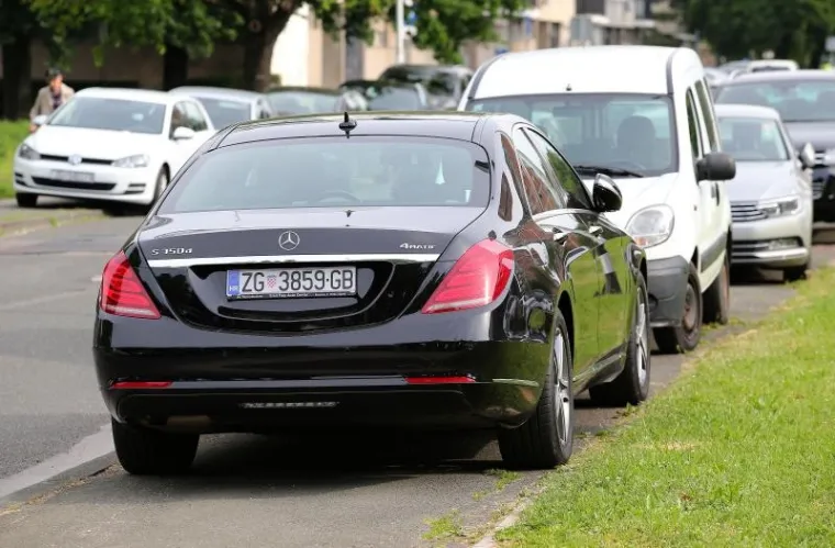 OVAKO PARKIRAJU AGROKOROVI DOBAVLJAČI: Luksuznim autima blokirali nogostup, a jedan je preoteo invalidsko mjesto
