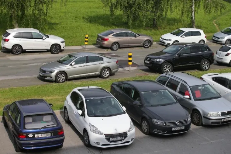 OVAKO PARKIRAJU AGROKOROVI DOBAVLJAČI: Luksuznim autima blokirali nogostup, a jedan je preoteo invalidsko mjesto