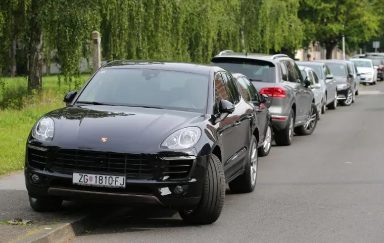 OVAKO PARKIRAJU AGROKOROVI DOBAVLJAČI: Luksuznim autima blokirali nogostup, a jedan je preoteo invalidsko mjesto