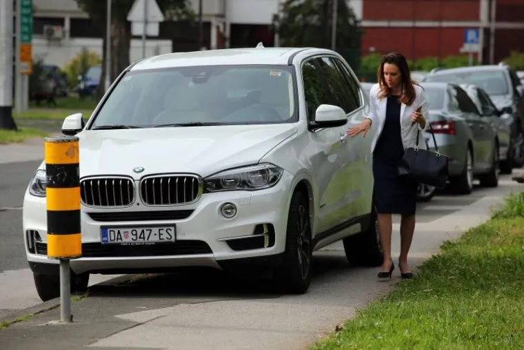 OVAKO PARKIRAJU AGROKOROVI DOBAVLJAČI: Luksuznim autima blokirali nogostup, a jedan je preoteo invalidsko mjesto