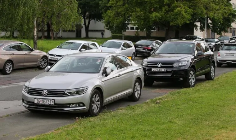 OVAKO PARKIRAJU AGROKOROVI DOBAVLJAČI: Luksuznim autima blokirali nogostup, a jedan je preoteo invalidsko mjesto