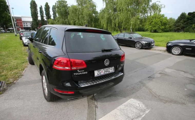 OVAKO PARKIRAJU AGROKOROVI DOBAVLJAČI: Luksuznim autima blokirali nogostup, a jedan je preoteo invalidsko mjesto