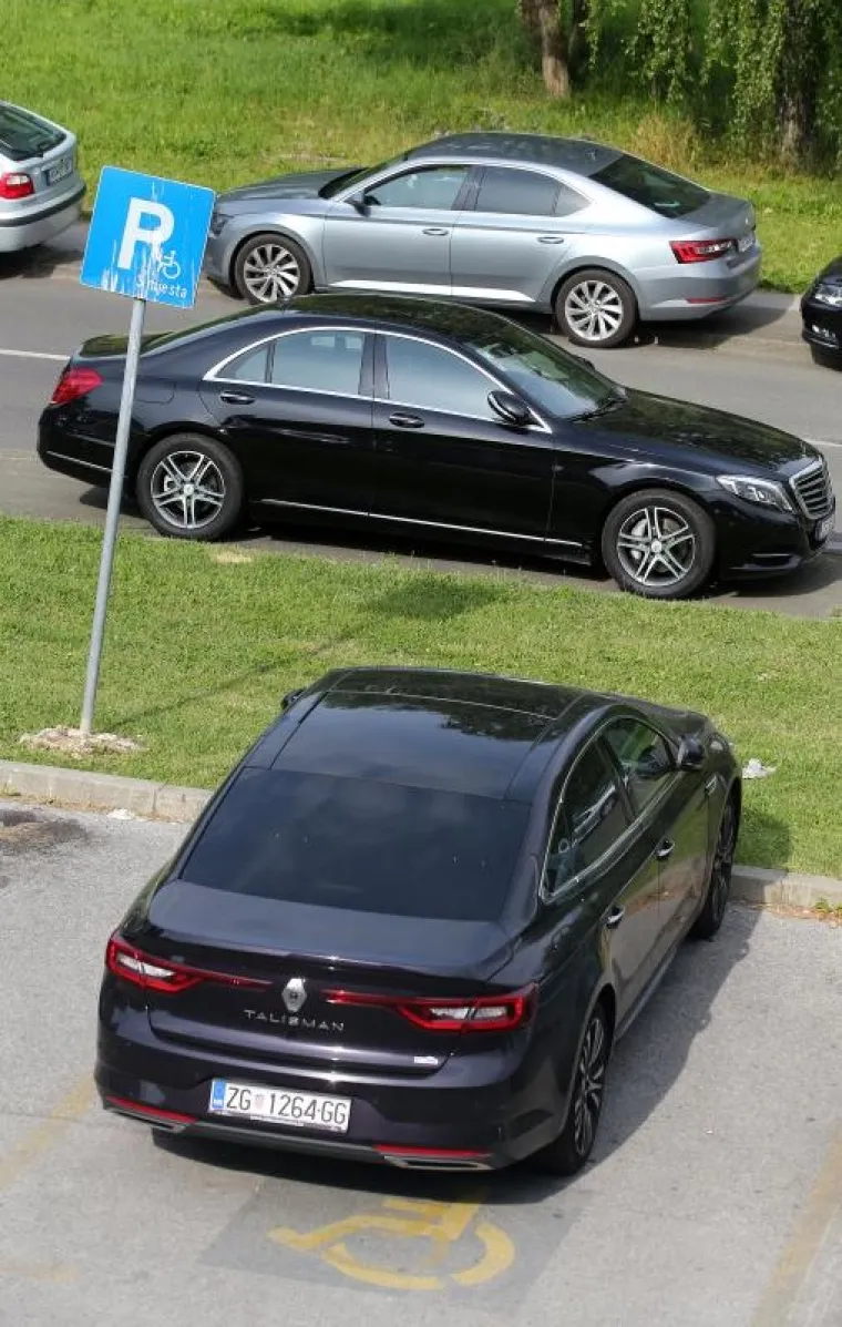 OVAKO PARKIRAJU AGROKOROVI DOBAVLJAČI: Luksuznim autima blokirali nogostup, a jedan je preoteo invalidsko mjesto