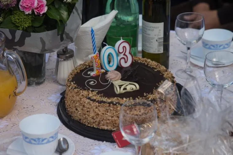 Kandidat za &scaron;esti mandat zagrebačkog gradonačelnika sudjelovao je na proslavi 103. rođendana Marije Debelić. Proslava je organizirana i za druge korisnike Doma za starije osobe Maksimir koji u svibnju imaju rođendan.