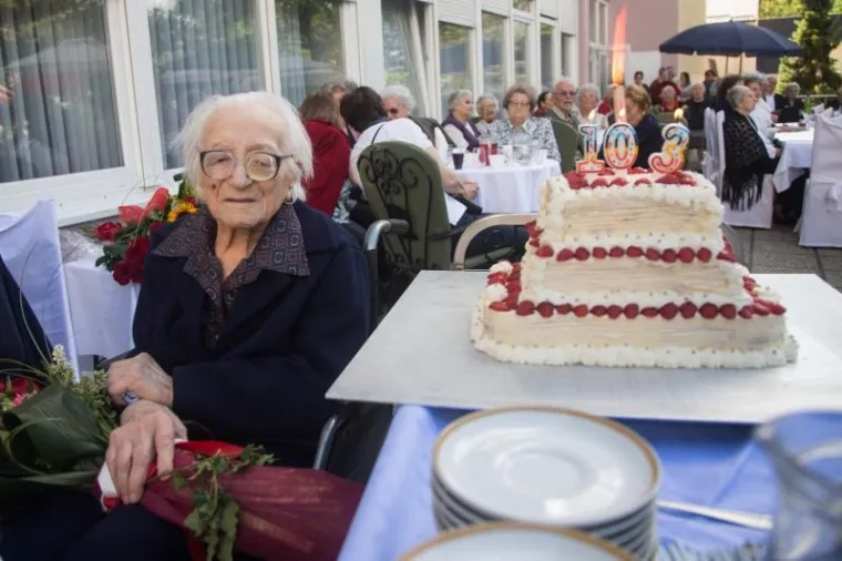 Kandidat za &scaron;esti mandat zagrebačkog gradonačelnika sudjelovao je na proslavi 103. rođendana Marije Debelić. Proslava je organizirana i za druge korisnike Doma za starije osobe Maksimir koji u svibnju imaju rođendan.