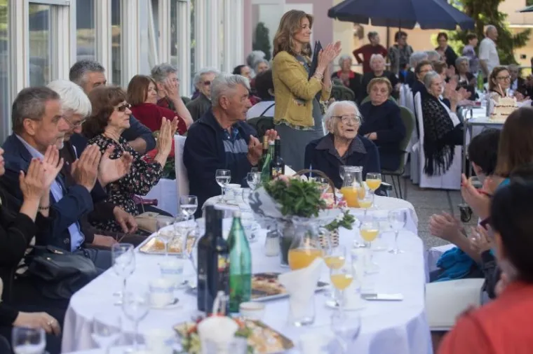 Kandidat za &scaron;esti mandat zagrebačkog gradonačelnika sudjelovao je na proslavi 103. rođendana Marije Debelić. Proslava je organizirana i za druge korisnike Doma za starije osobe Maksimir koji u svibnju imaju rođendan.