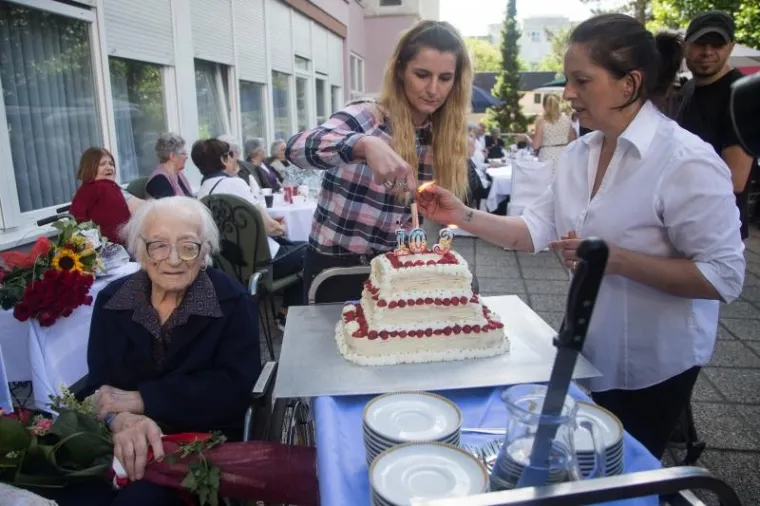 Kandidat za &scaron;esti mandat zagrebačkog gradonačelnika sudjelovao je na proslavi 103. rođendana Marije Debelić. Proslava je organizirana i za druge korisnike Doma za starije osobe Maksimir koji u svibnju imaju rođendan.