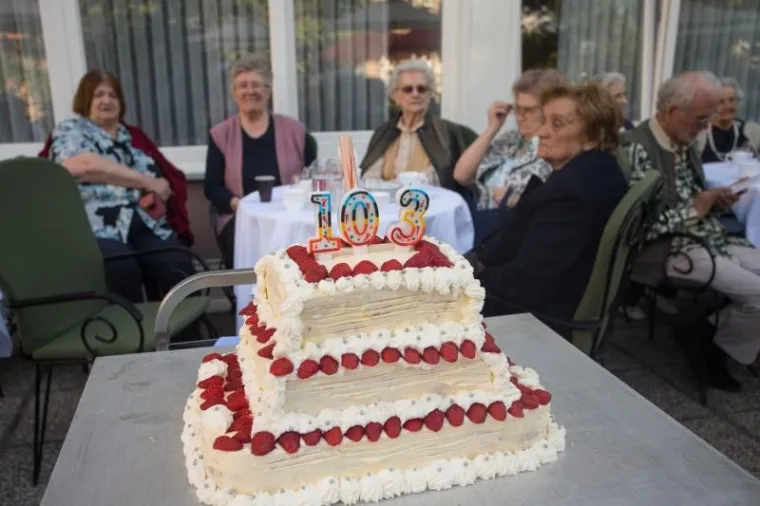 Kandidat za &scaron;esti mandat zagrebačkog gradonačelnika sudjelovao je na proslavi 103. rođendana Marije Debelić. Proslava je organizirana i za druge korisnike Doma za starije osobe Maksimir koji u svibnju imaju rođendan.