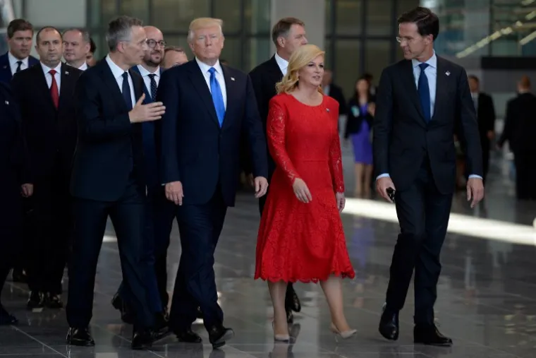 Hrvatska predsjednica u novom je sjedi&scaron;tu NATO-saveza koračala uz američkog predsjednika Trumpa, glavnog tajnika NATO-saveza Jensa Stoltenberga i nizozemskog premijera Marka Ruttea.