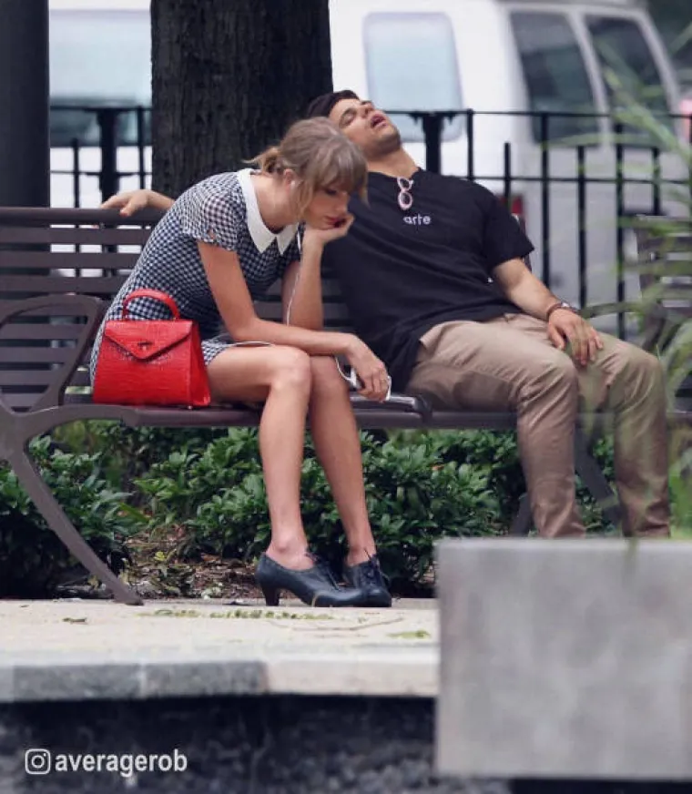 Average Bob je Instagram ime mu&scaron;karca koji se voli ubacivati u fotografije poznatih osoba. Na fotografijama obično spava uz poznate osobe, &scaron;to god one radile pa je tako osvojio titulu čovjeka koji je spavao s najvi&scaron;e zvijezda. Njegove uratke koje objavljuje na Instagramu pogledajte u galerij