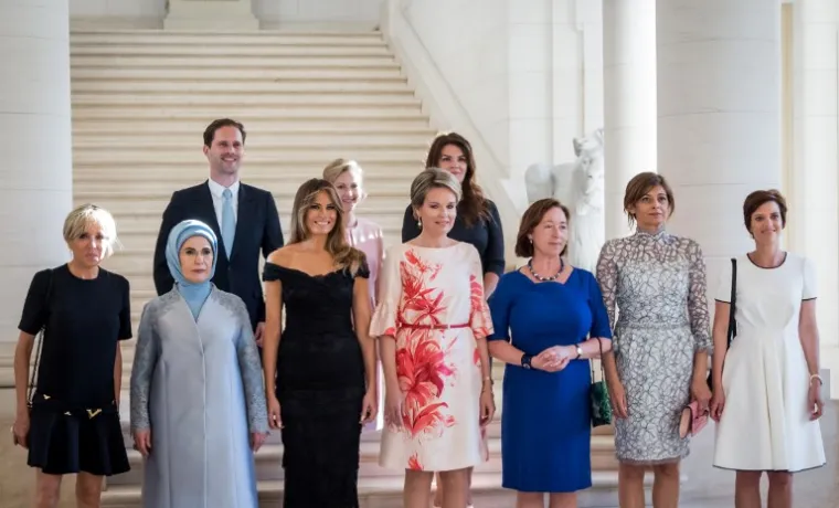 U drugom redu s desna na lijevo stoje supruga islandskog premijera Thora Margret Baldvinsdottir, partnerica slovenskog premijera Mojca Stropnik i jedini gospodin koji se ondje nije slučajno zatekao – Gauthier Destenay.