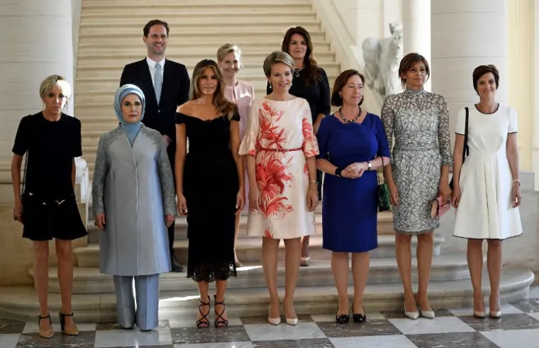 Tijekom summita NATO-a u Bruxellesu, u kraljevskoj palači Laeken družile su se i zajedno fotografirale prve dame čelnih ljudi zemalja NATO-a, a s njima i jedan gospodin.
