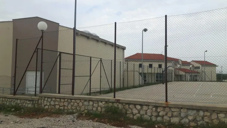 &Scaron;kolska dvorana u Ninu raspada se od vlage