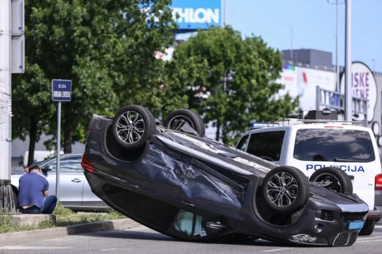 NESREĆA U ZAGREBU: Na križanju Ulice Gordana Lederera i Servisne cete sudarila se dva osobna automobila