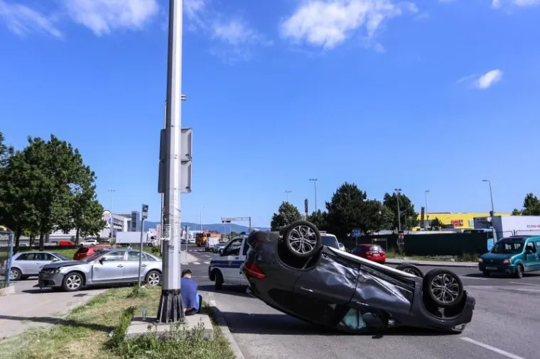 NESREĆA U ZAGREBU: Na križanju Ulice Gordana Lederera i Servisne cete sudarila se dva osobna automobila