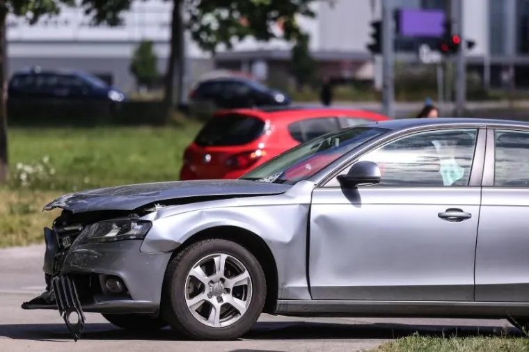 NESREĆA U ZAGREBU: Na križanju Ulice Gordana Lederera i Servisne cete sudarila se dva osobna automobila