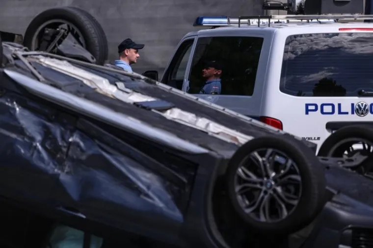 NESREĆA U ZAGREBU: Na križanju Ulice Gordana Lederera i Servisne cete sudarila se dva osobna automobila