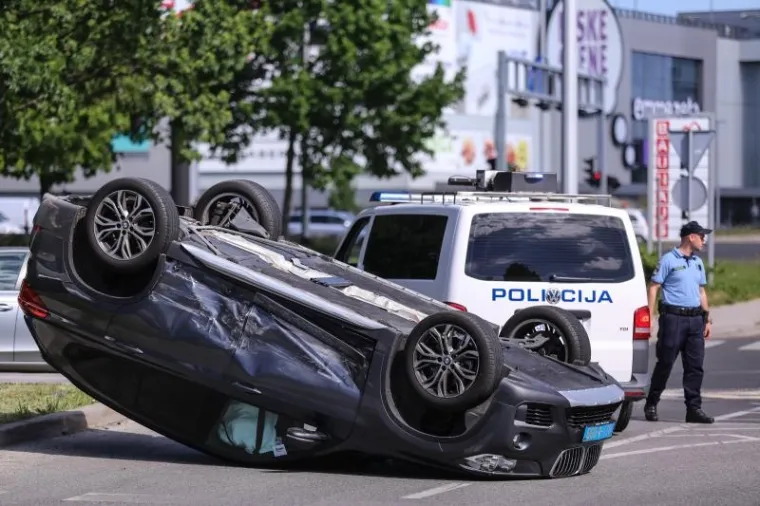 NESREĆA U ZAGREBU: Na križanju Ulice Gordana Lederera i Servisne cete sudarila se dva osobna automobila