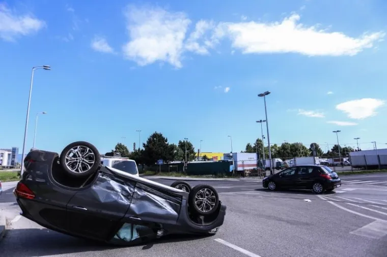 NESREĆA U ZAGREBU: Na križanju Ulice Gordana Lederera i Servisne cete sudarila se dva osobna automobila