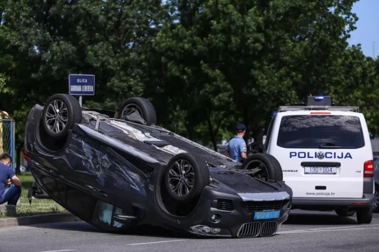 NESREĆA U ZAGREBU: Na križanju Ulice Gordana Lederera i Servisne cete sudarila se dva osobna automobila