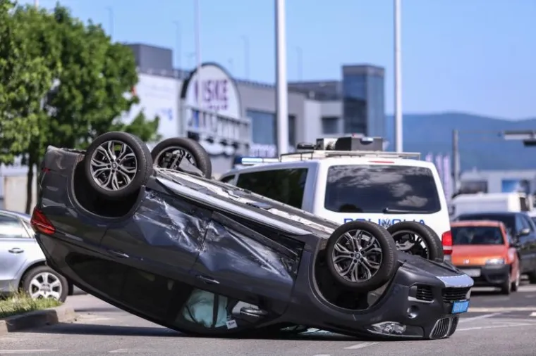 NESREĆA U ZAGREBU: Na križanju Ulice Gordana Lederera i Servisne cete sudarila se dva osobna automobila