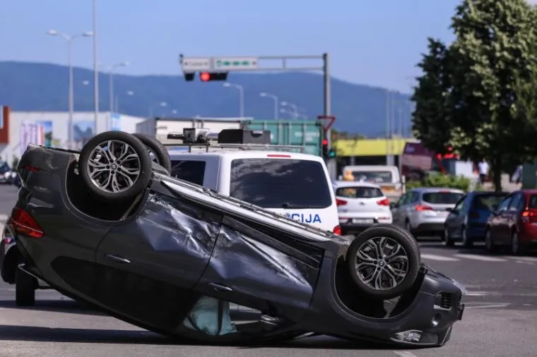 Na križanju Ulice Gordana Lederera i Servisne cete u Zagrebu sudarila su se dva osobna automobila. Jedna je osoba zadobila ozljede zbog kojih je prevezena u Kliniku za traumatologiju.